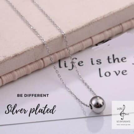 Fina gargantilla con esfera pulida Silver plated