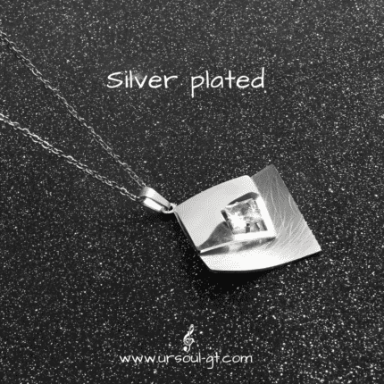 Luce sofisticada con nuestra cadena con dije de la colección Silver Plated