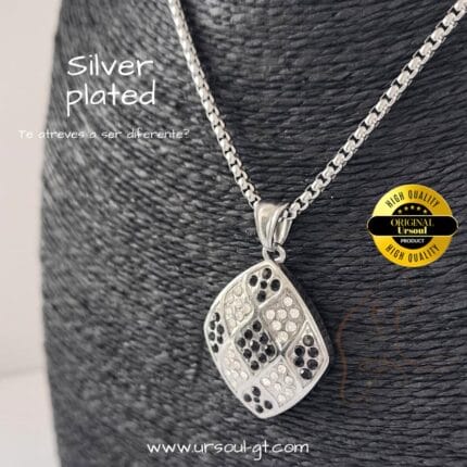 Exclusiva cadena con dije diseño atemporal colección Silver Plated