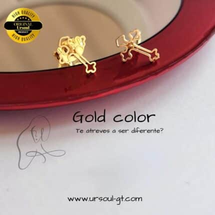 aretes minimalistas de cruz dorados